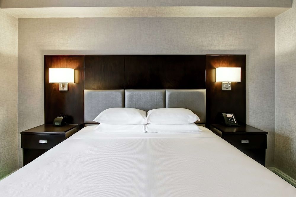 DoubleTree by Hilton Hotel Toronto Downtown Room, 1 Queen Bed (Roll-in Shower) 4