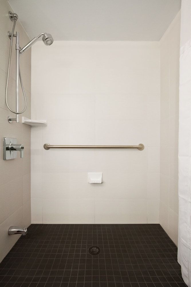 DoubleTree by Hilton Hotel Toronto Downtown Room, 1 Queen Bed (Roll-in Shower) 5