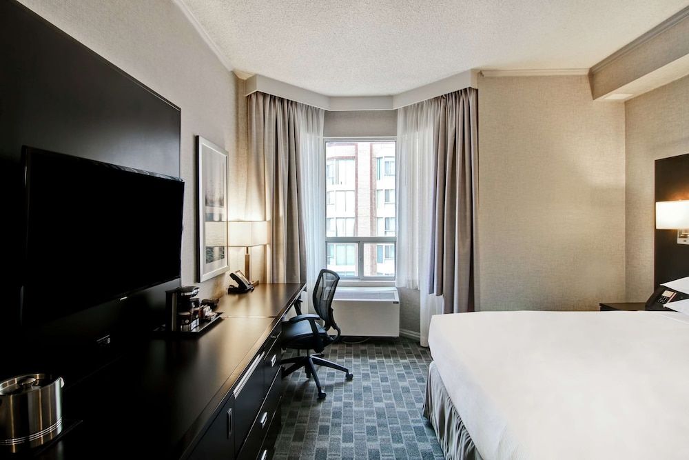 DoubleTree by Hilton Hotel Toronto Downtown Room, 1 Queen Bed (Roll-in Shower) 8