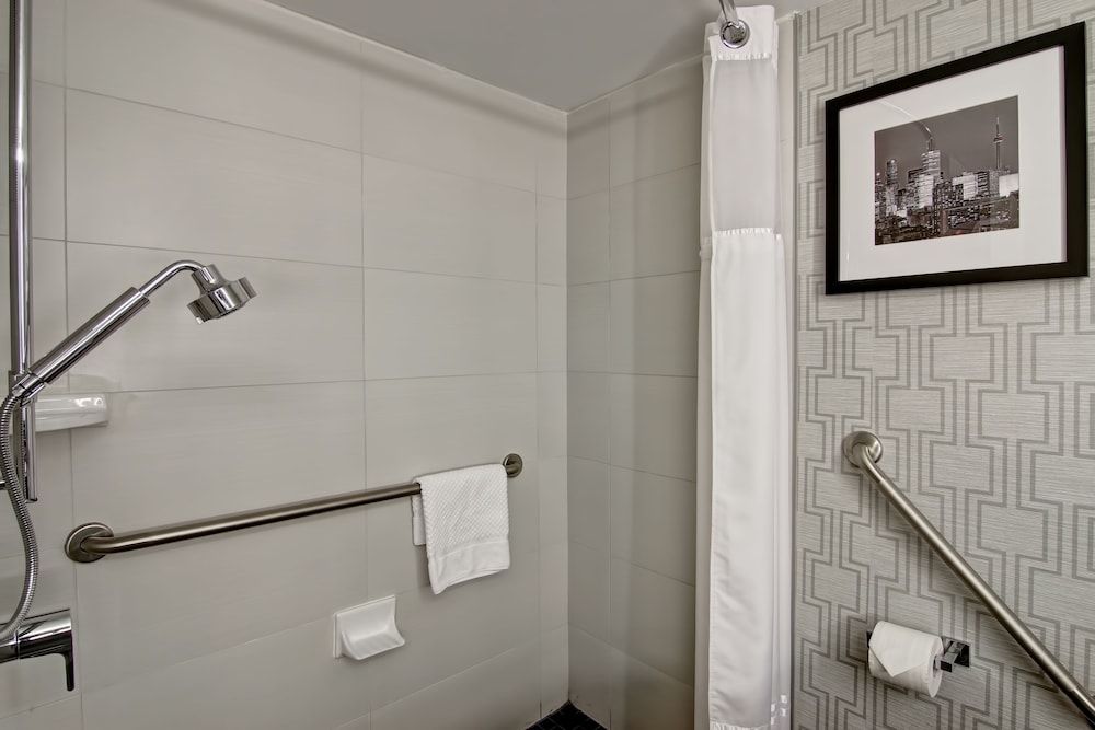 DoubleTree by Hilton Hotel Toronto Downtown Room, 1 Queen Bed (Roll-in Shower)