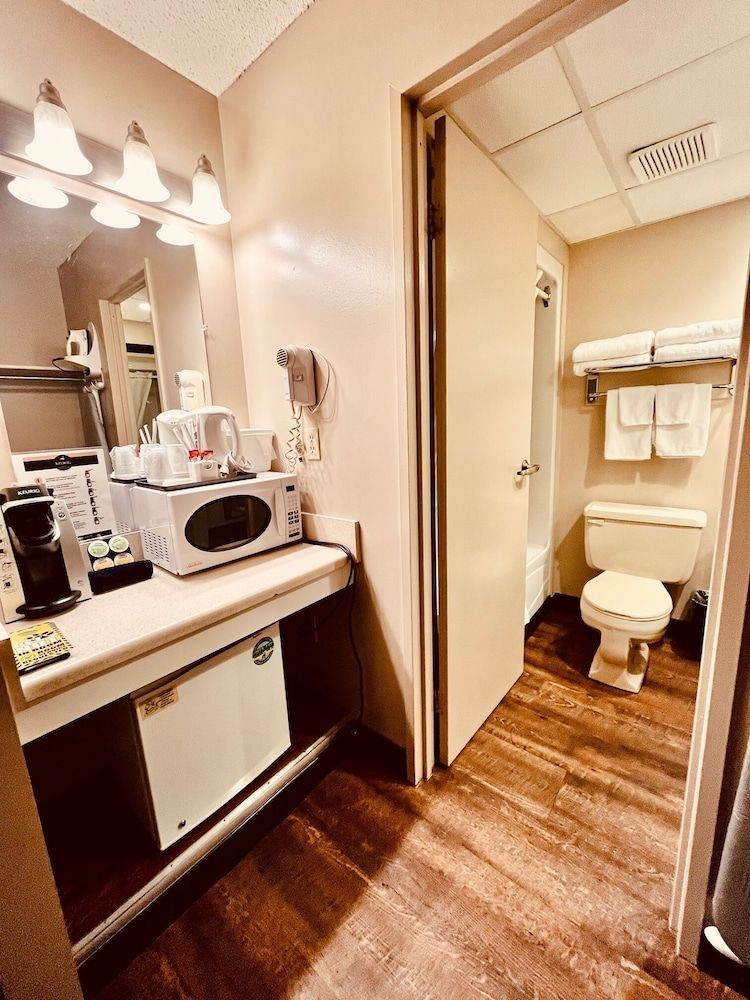 Royal Hotel Standard Room, 2 Queen Beds 5