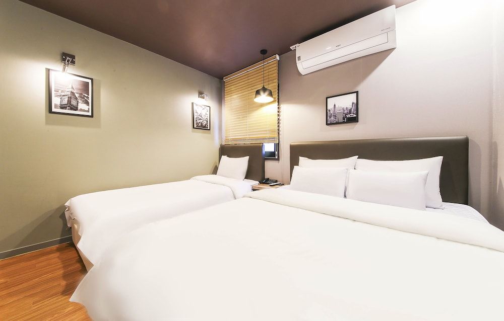 Hotel Gray Triple Room (Twin: 1 Double + 1 Single bed)