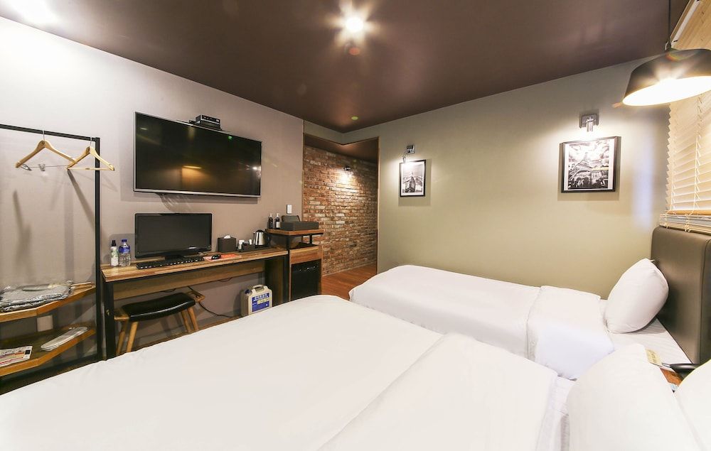 Hotel Gray Triple Room (Twin: 1 Double + 1 Single bed) 3