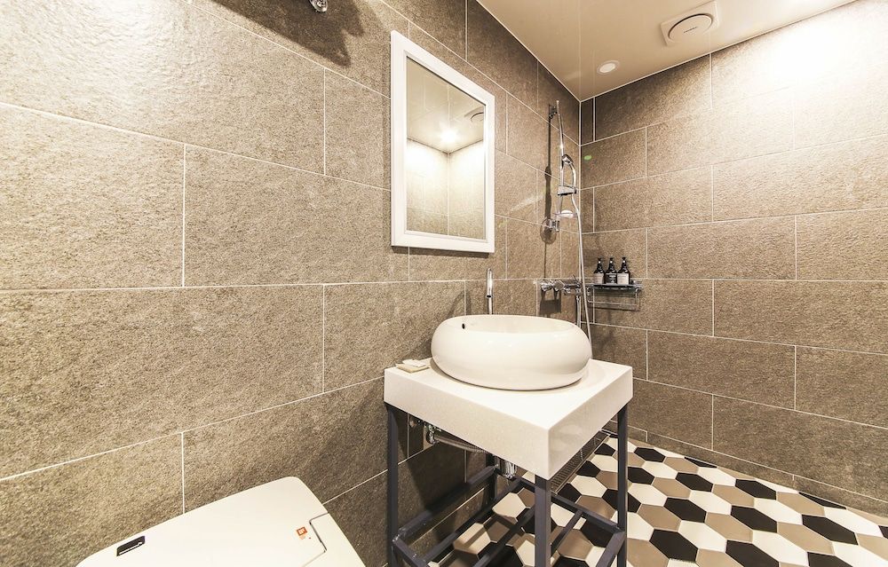 Hotel Gray Triple Room (Twin: 1 Double + 1 Single bed) 5