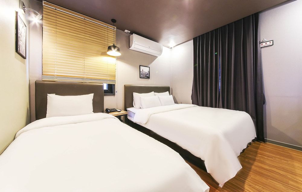 undefined Hotel Gray 3