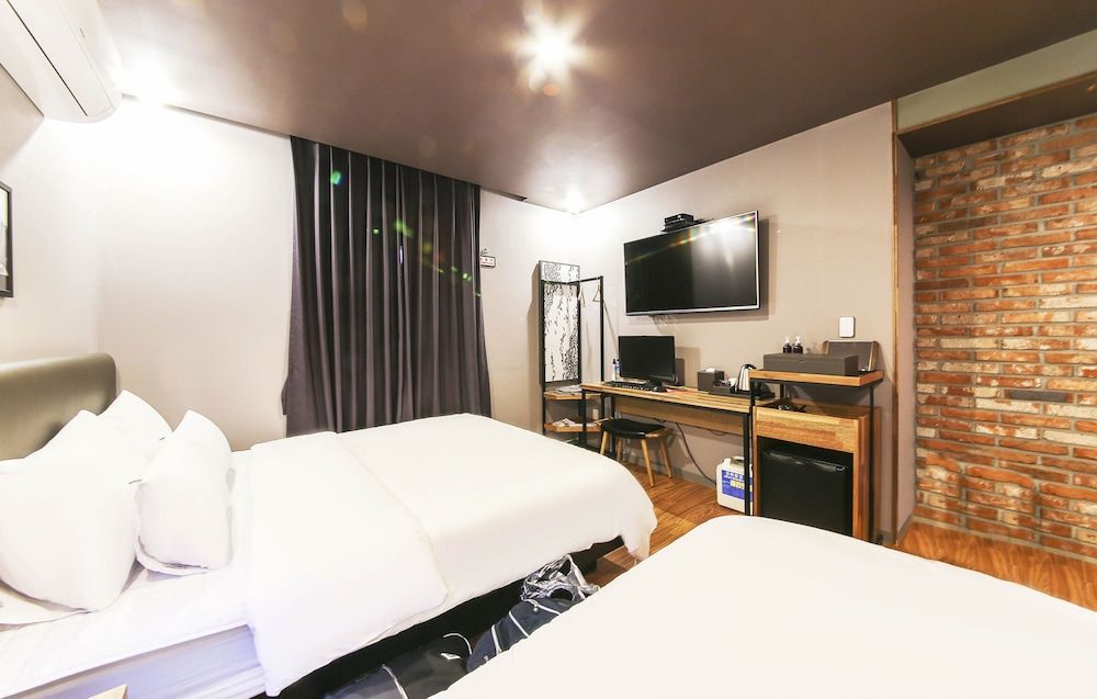 Hotel Gray Triple Room (Twin: 1 Double + 1 Single bed) 2