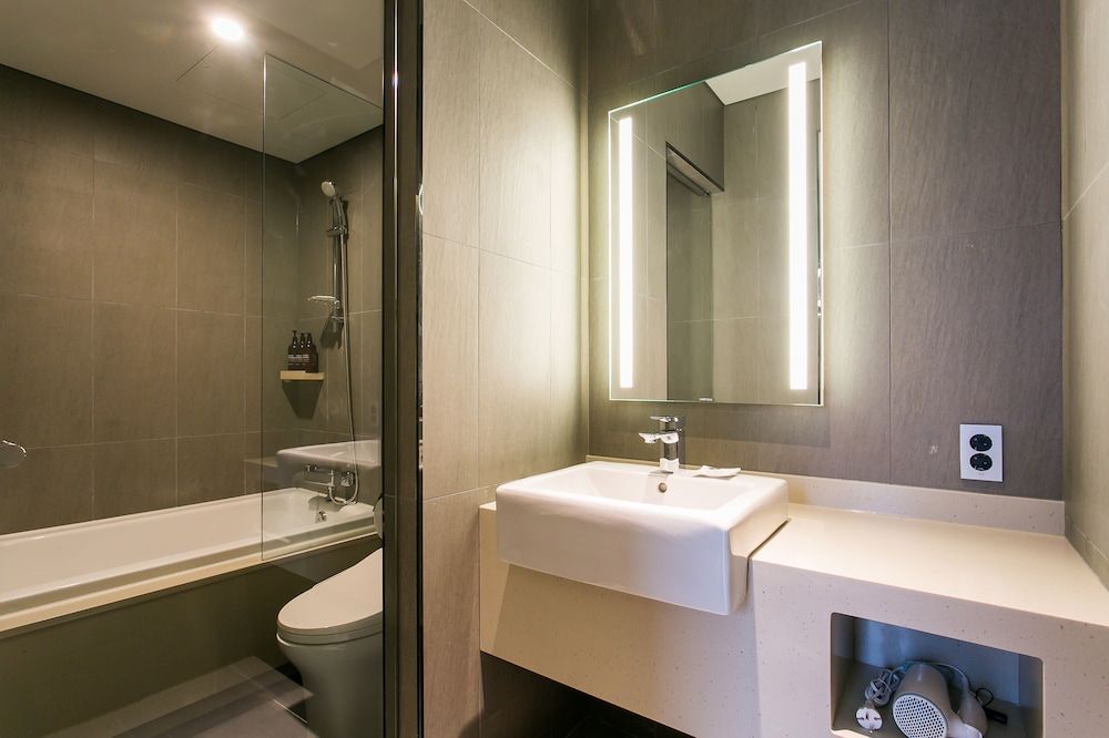 H Avenue Hotel Sungshin Premium Double Room 10