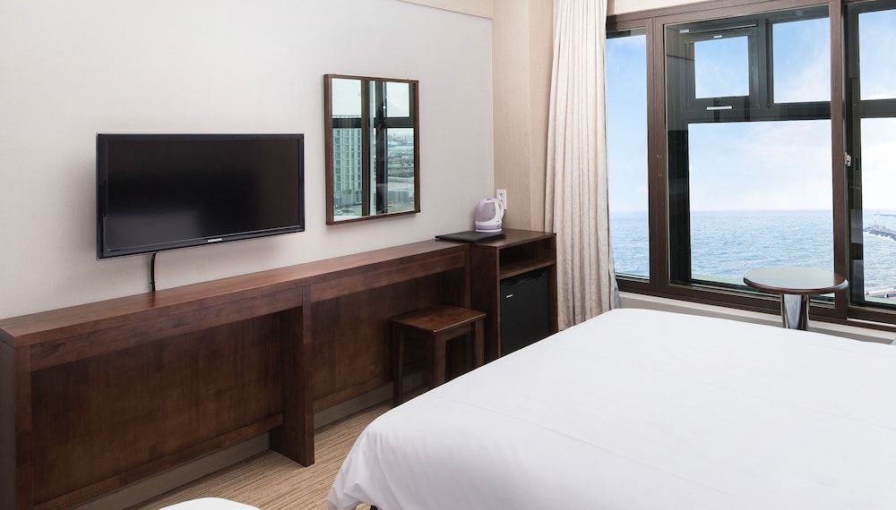 Jeju Palace Hotel Standard Twin Room, Ocean View 4