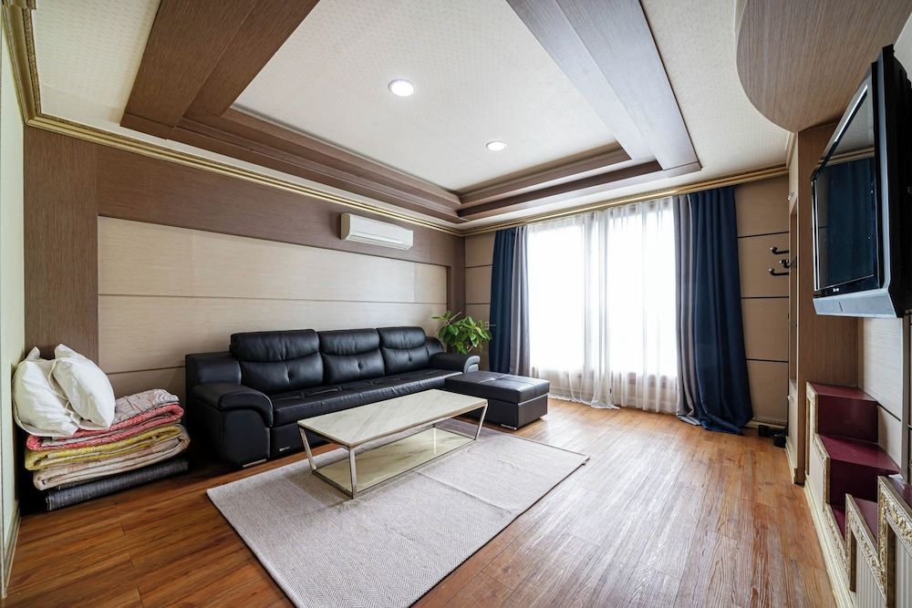 undefined Sense Motel