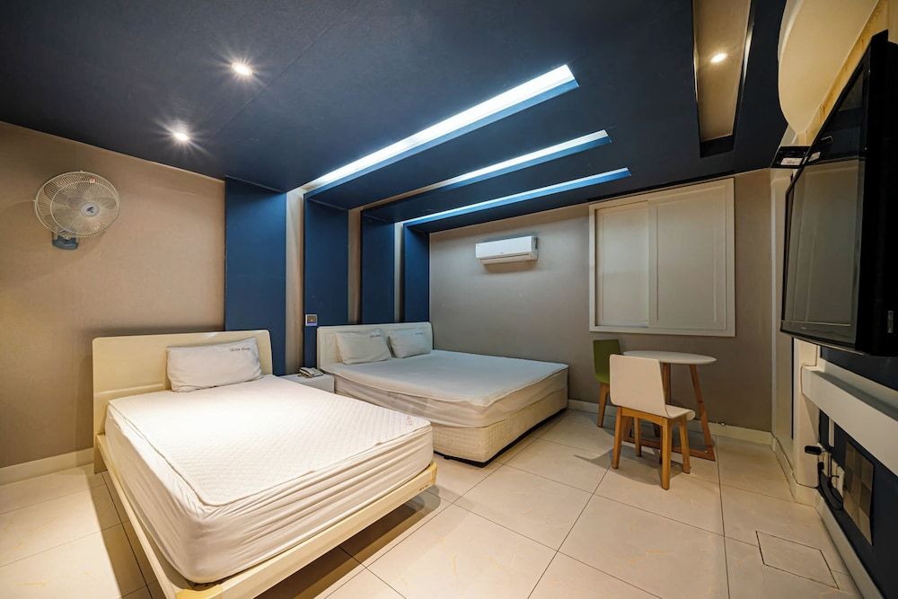 undefined Sense Motel 4