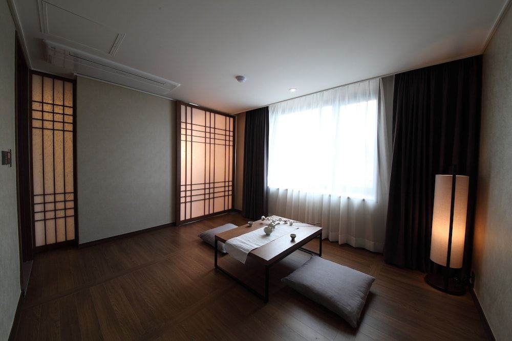 Avon Hotel Deluxe Ondol Room 3