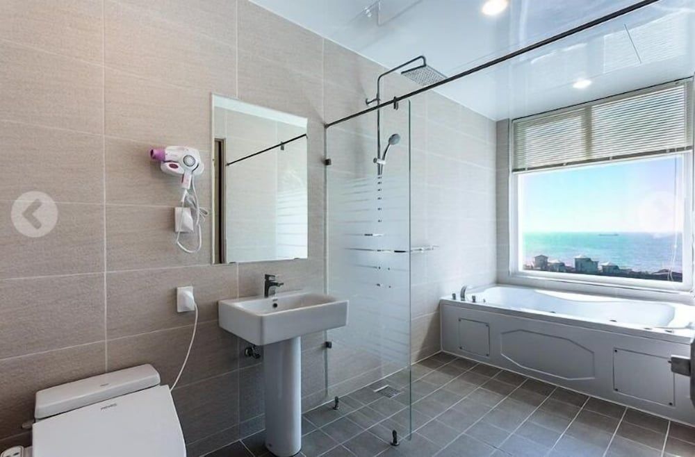 Rich Hotel Superior Twin Room 4