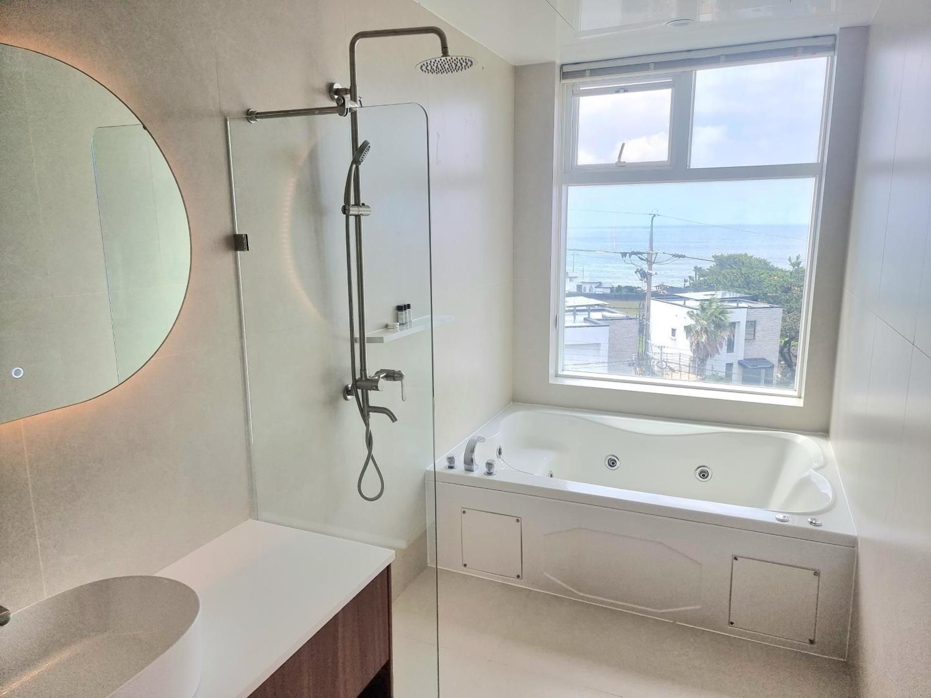 undefined Rich Hotel 8