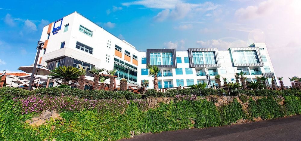 undefined Rich Hotel 7