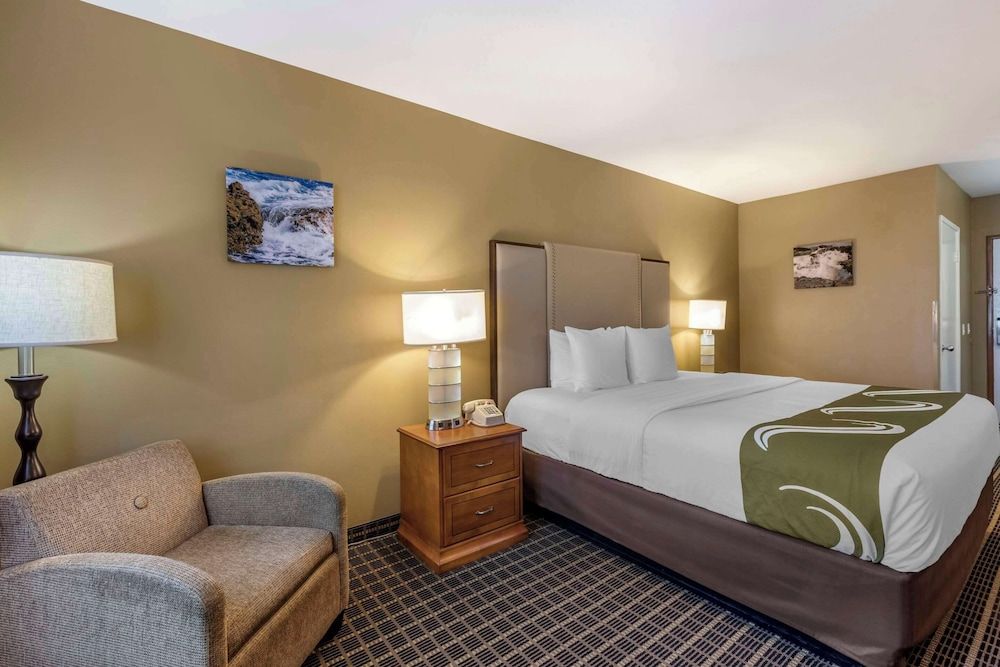 Room, 1 King Bed, Smoking