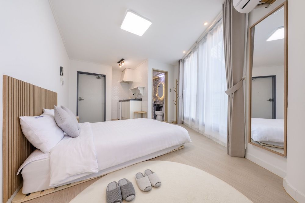 On the Sea Pension White Room (303) 3