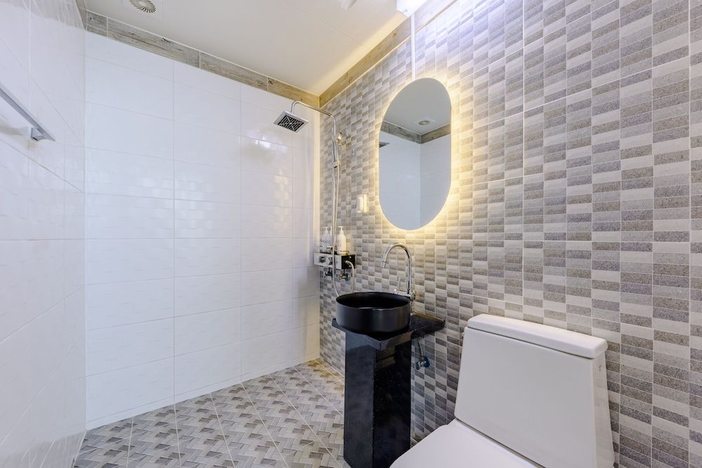 On the Sea Pension White Room (303) 8