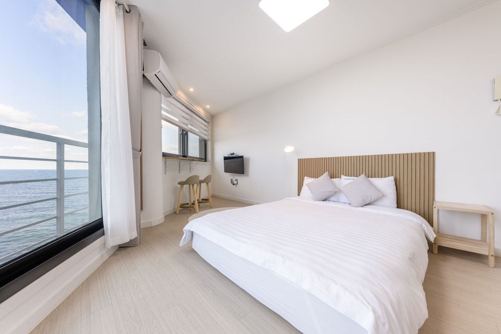 On the Sea Pension White Room (303) 5