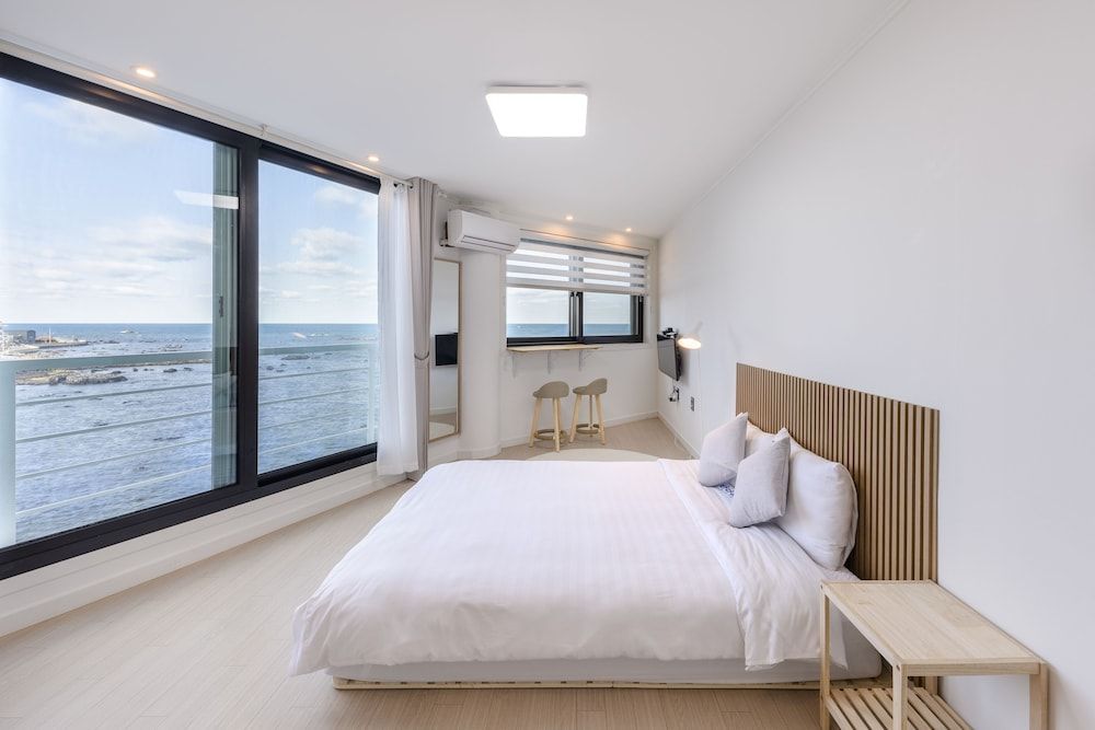 On the Sea Pension White Room (303)