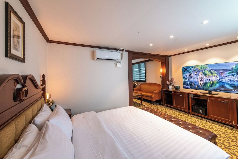 New Chonji Hotel Suite Room 3