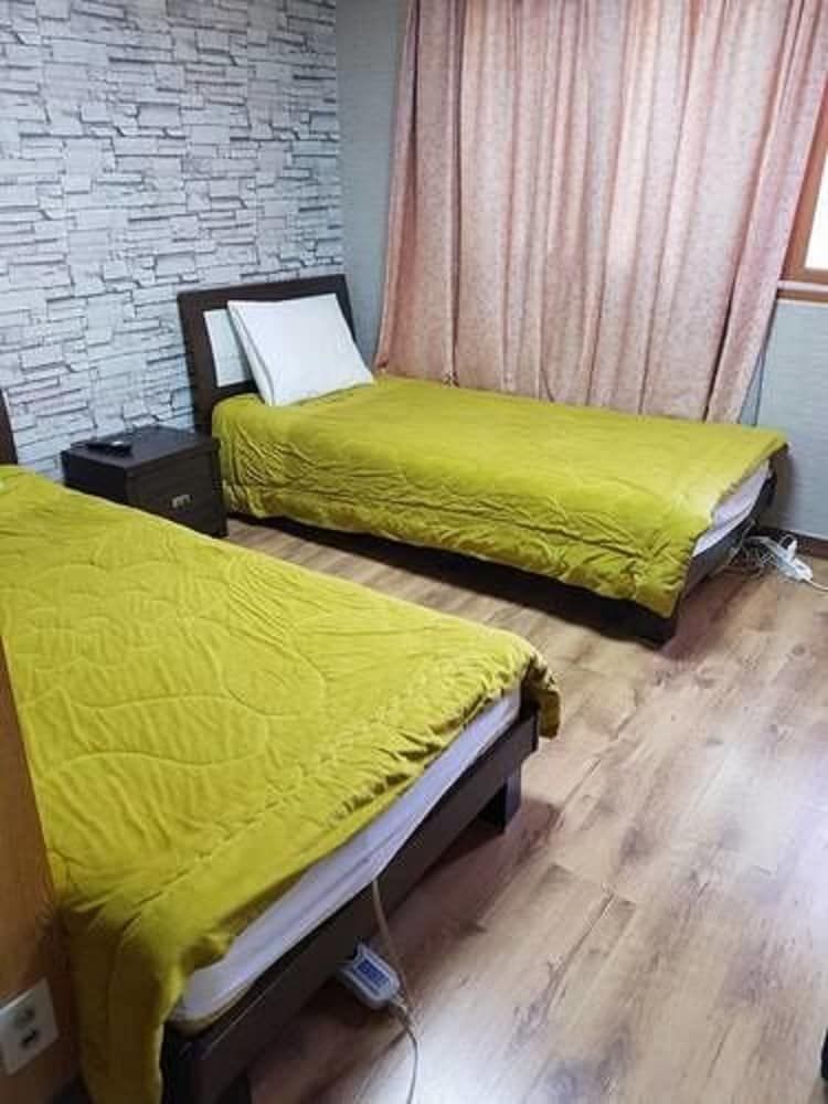 Green and Blue Hotel Twin Room (1) 2