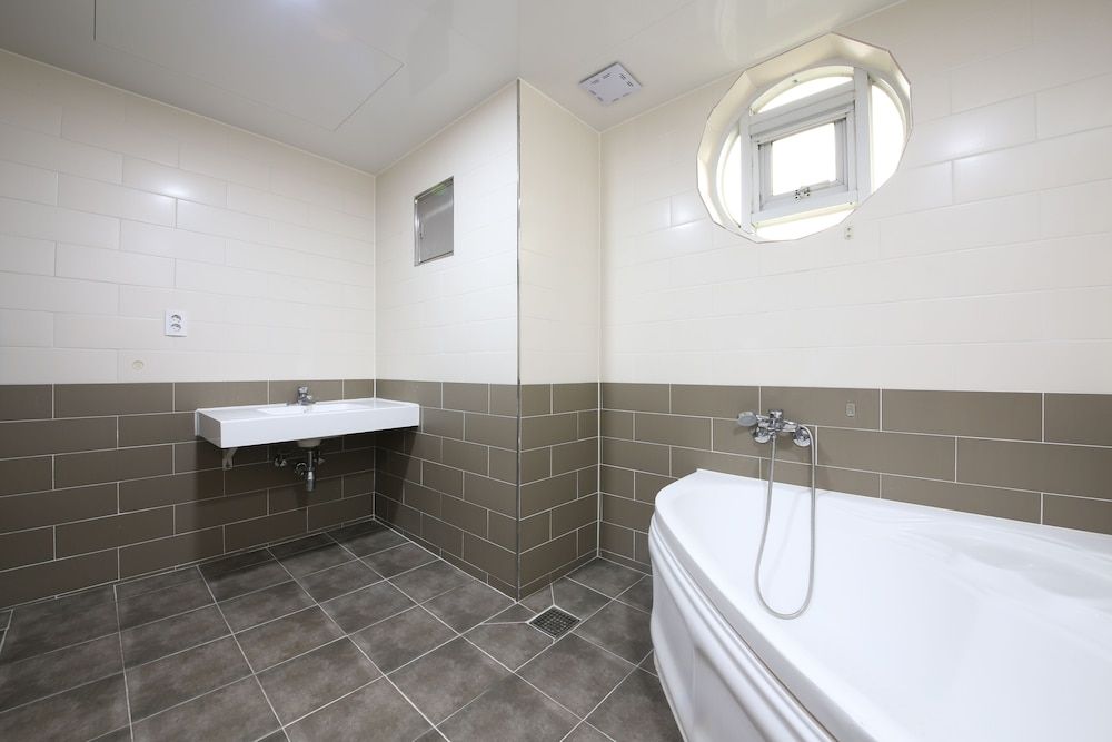 Instar Hotel Yangsan Standard Twin Room 5