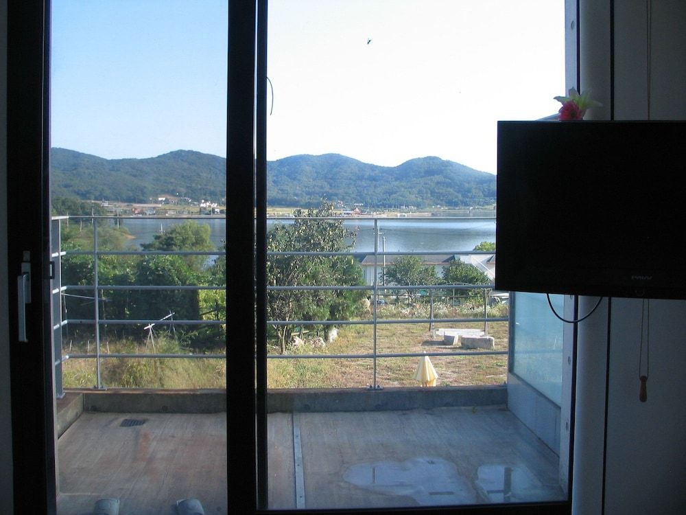 Hyoui Youm Pension A Room - Lake view 3