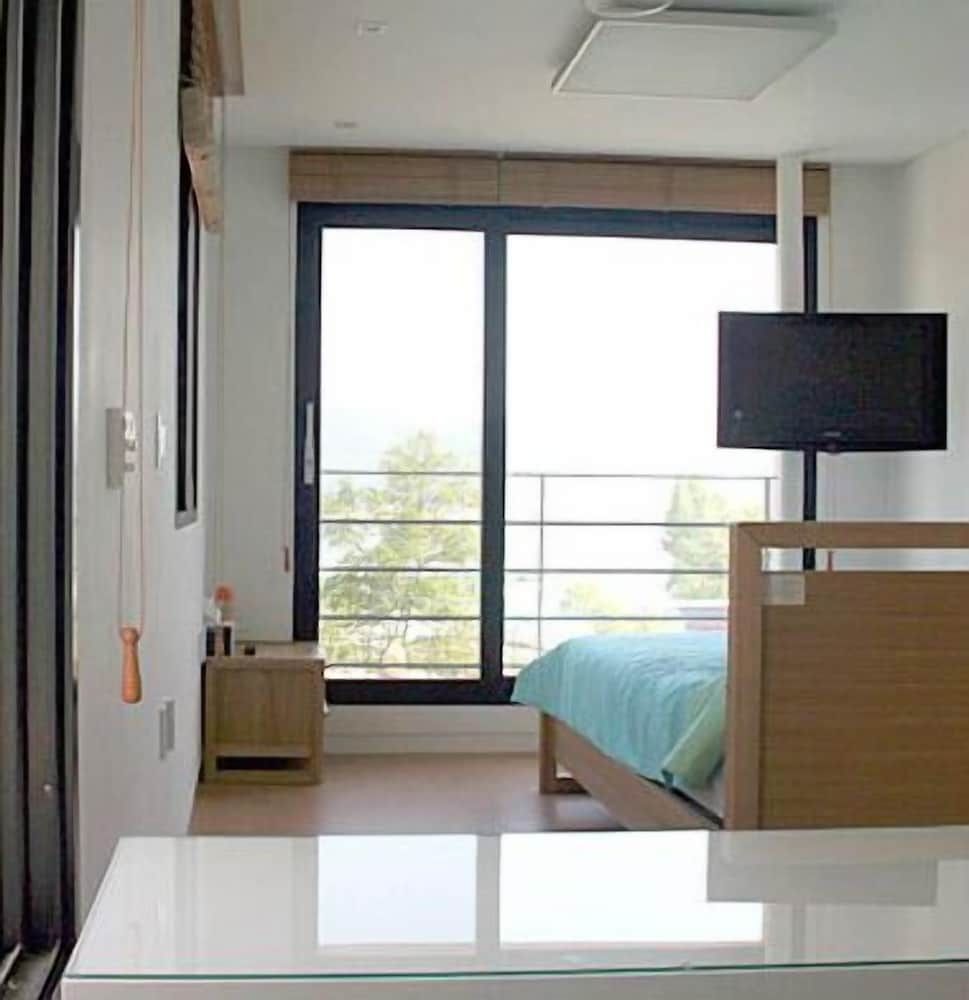 Hyoui Youm Pension A Room - Lake view 11