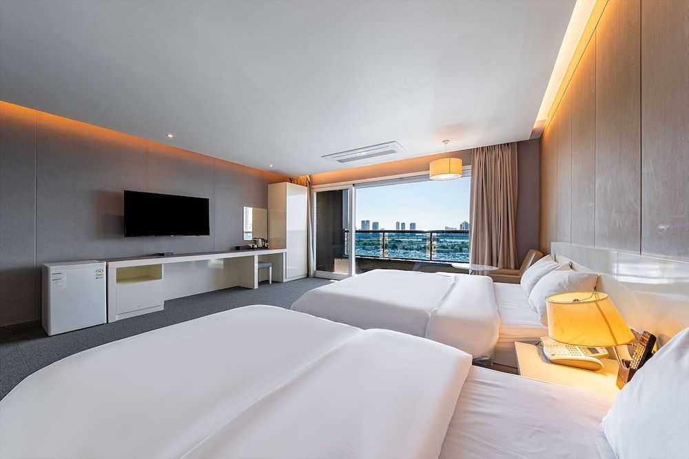Incheon STAY Hotel Deluxe Twin Room for 2 person (Front View/Balcony)