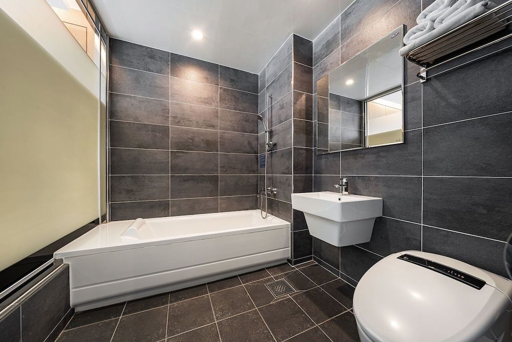 Incheon STAY Hotel Deluxe Twin Room for 3 person (Front View/Balcony) 2