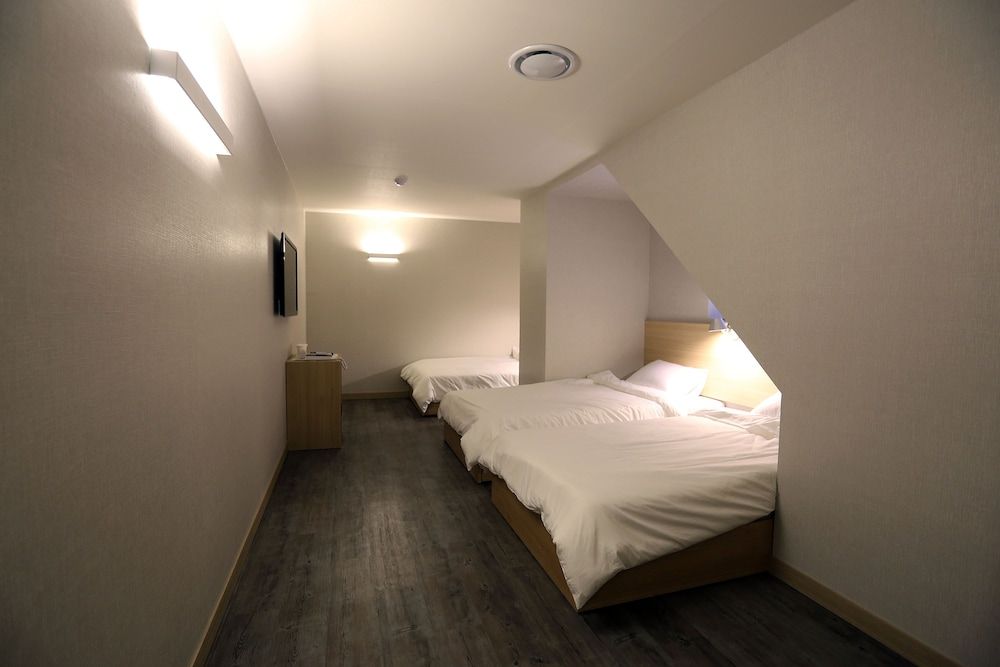 undefined Hotel 8 Hours 7