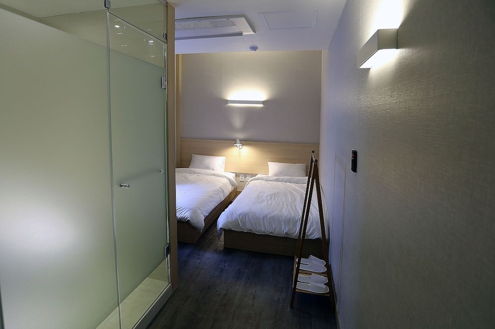 Hotel 8 Hours Standard Twin Room 3