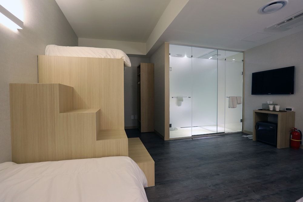 undefined Hotel 8 Hours 2