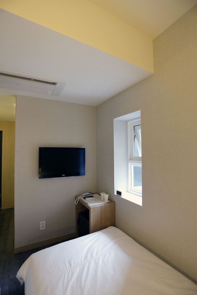 Hotel 8 Hours Standard Twin Room 6