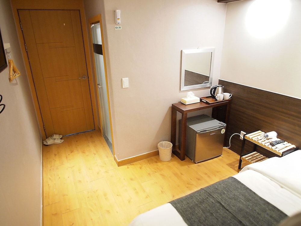 Hotel Park Hill Myeongdong Standard Double Room 9