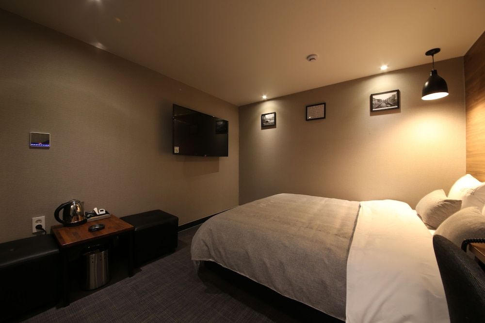 The Last Hotel Standard Double Room 5