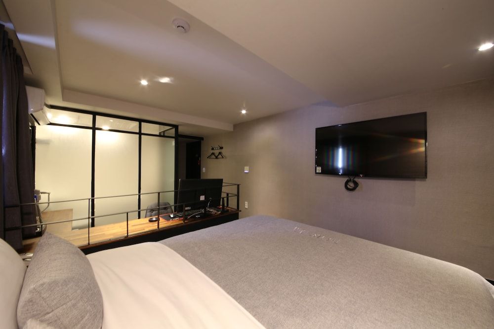 The Last Hotel Deluxe Double Room 5