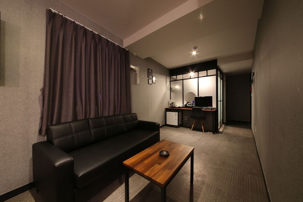 The Last Hotel Standard Double Room 8