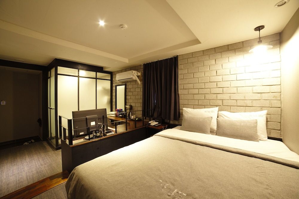 undefined The Last Hotel 4