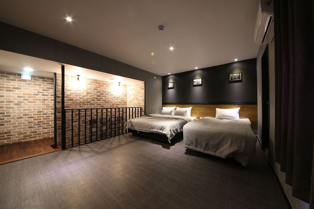 undefined The Last Hotel 3