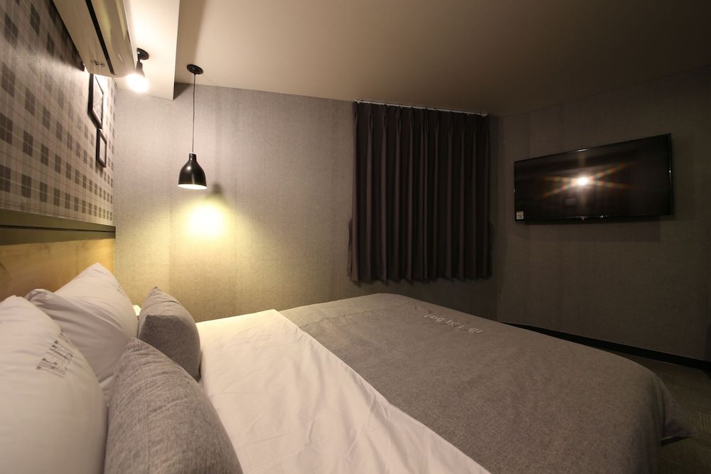 The Last Hotel Standard Double Room 4