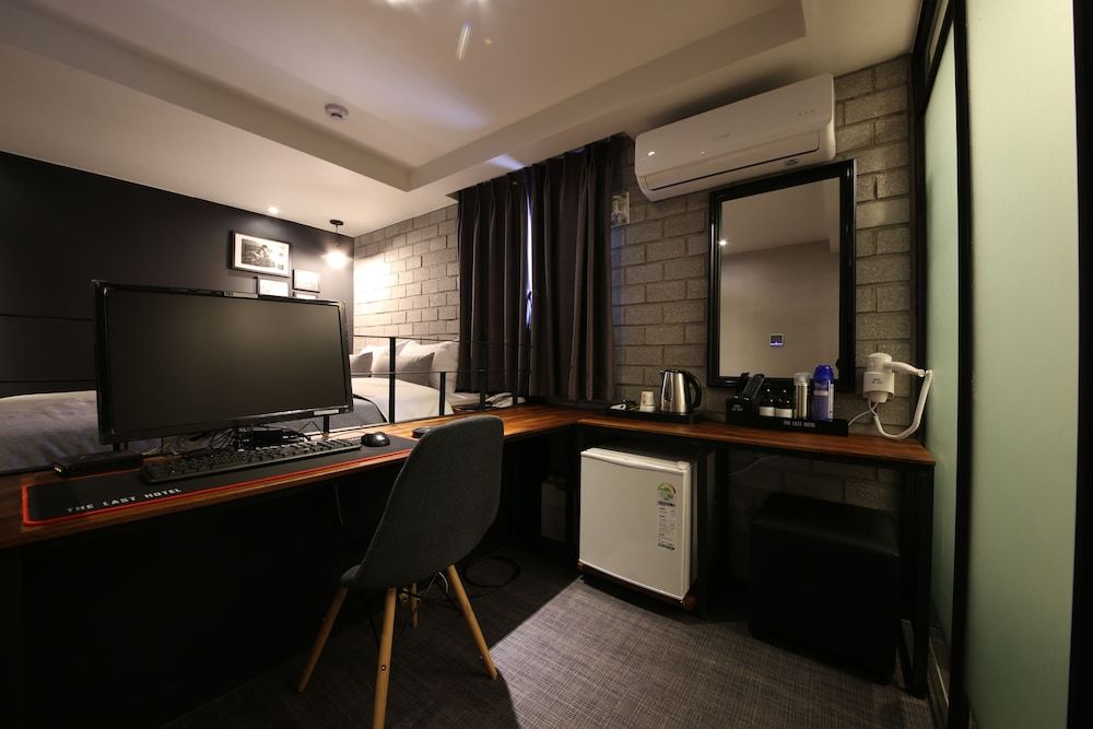 The Last Hotel Deluxe Double Room 7