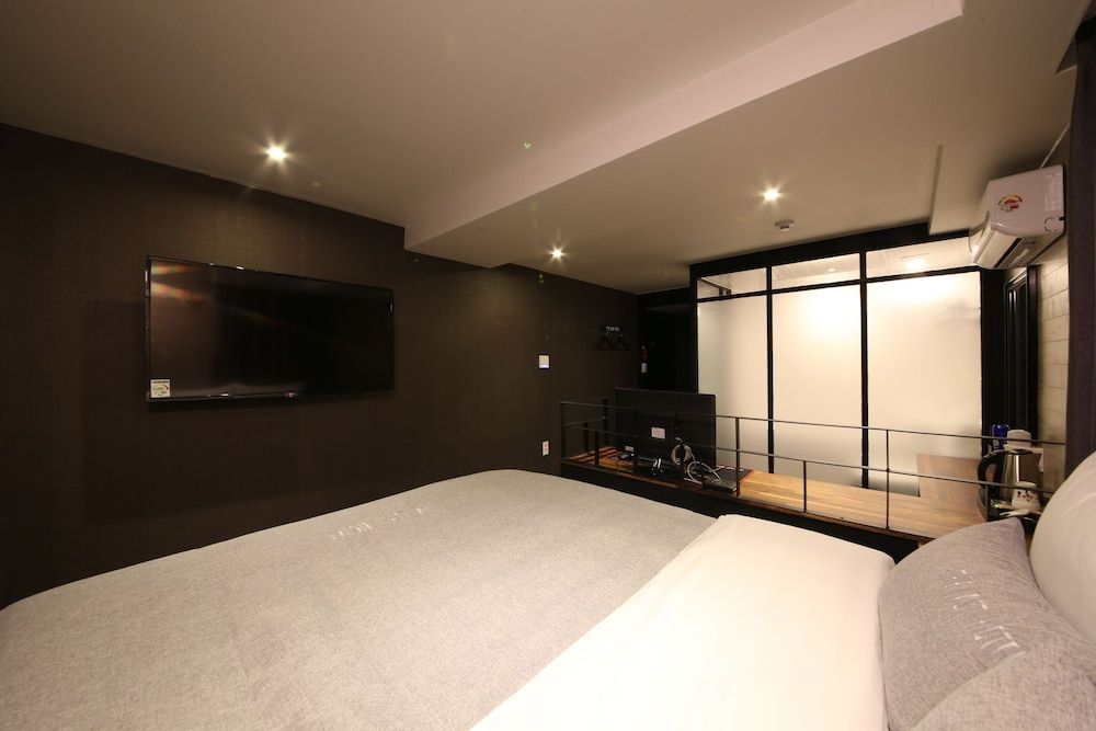 The Last Hotel Deluxe Double Room 4