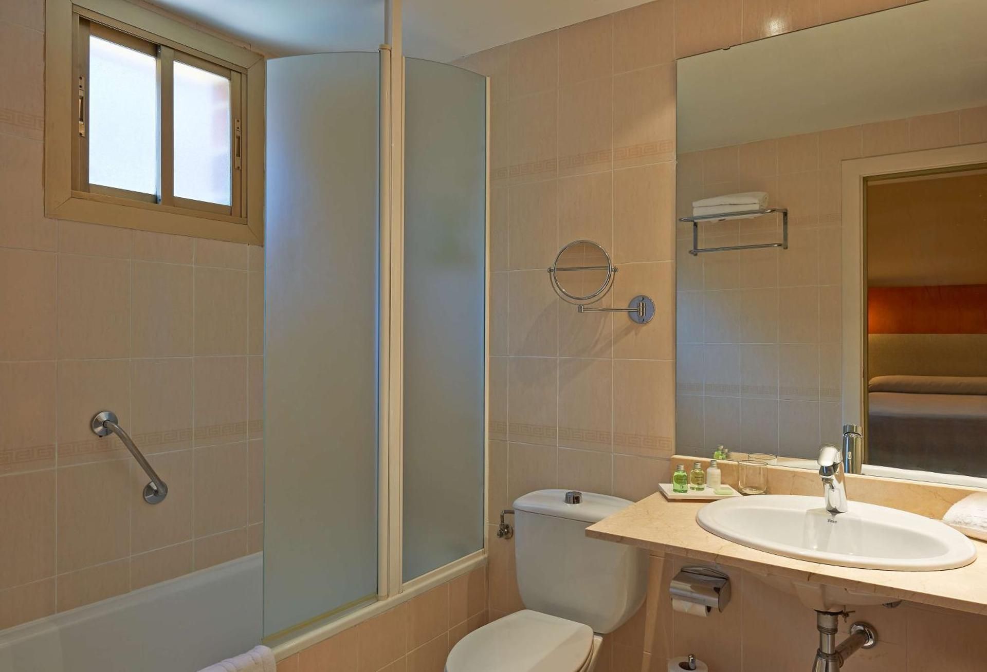 Nh Sport Family Adjoining Room with Extra Bed (3 Adults + 2 Children) 3