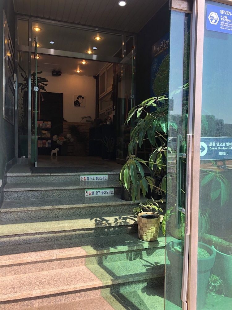 undefined Maniju Pension 6