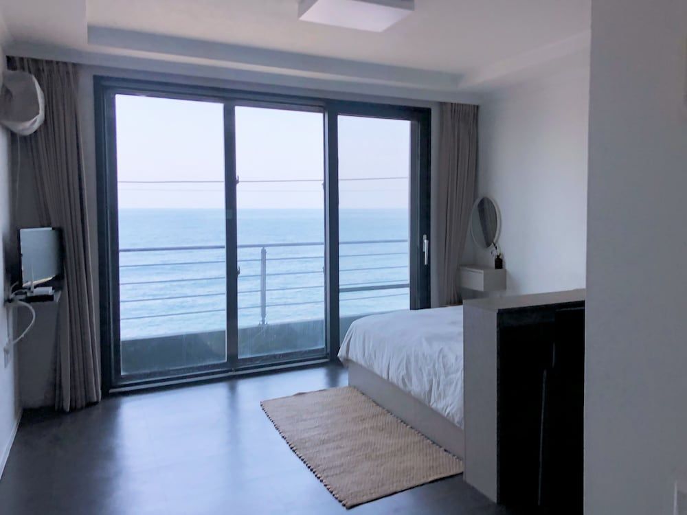 Maniju Pension Double Room, Ocean View 12