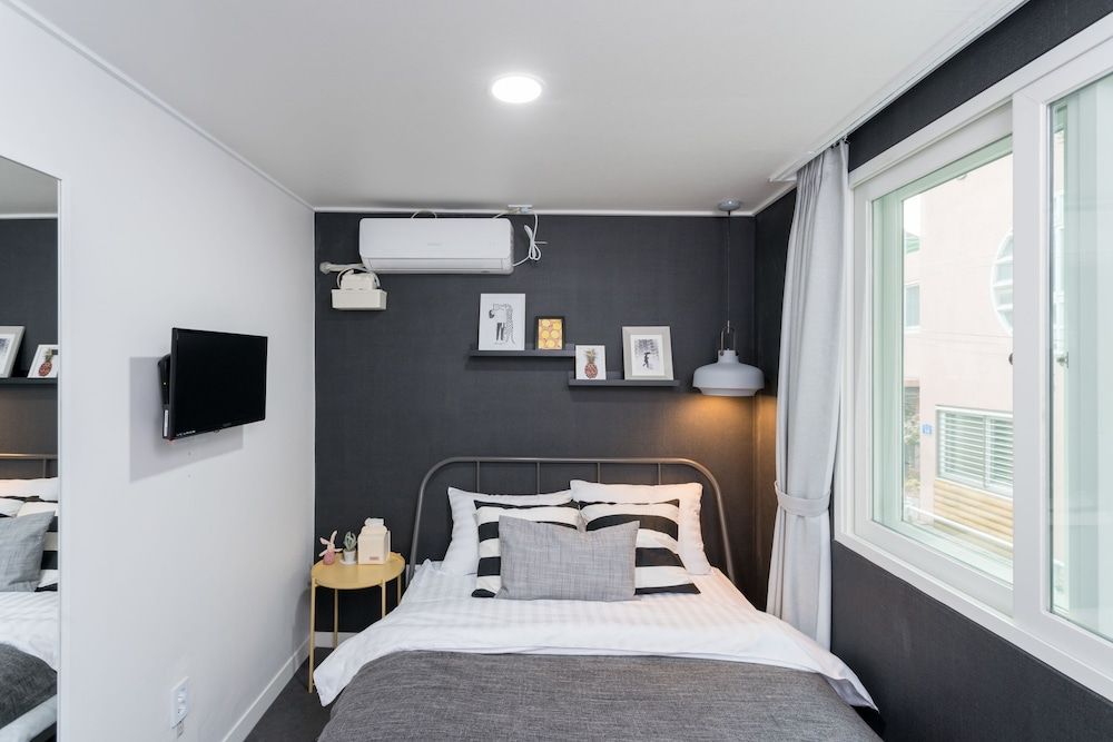 Neat House Deluxe Double Room (Foreigner Only) 3