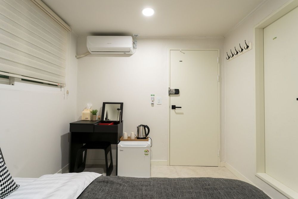 Neat House Deluxe Double Room (Foreigner Only) 21
