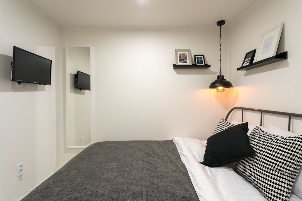 Neat House Deluxe Double Room (Foreigner Only) 7