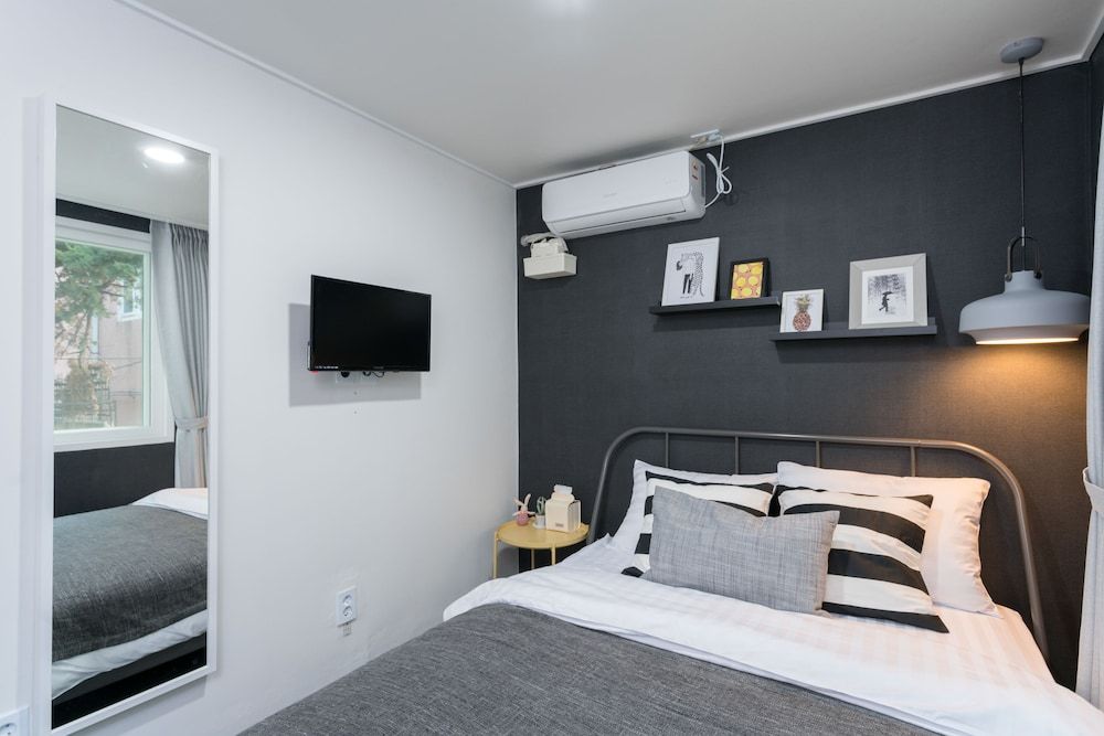 Neat House Deluxe Double Room (Foreigner Only) 4